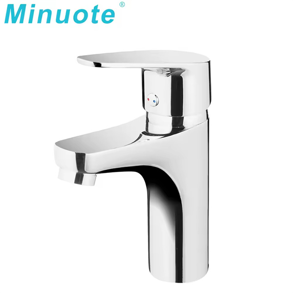 Fermez l'eau, c'est la source de tous les problèmes de fuite.