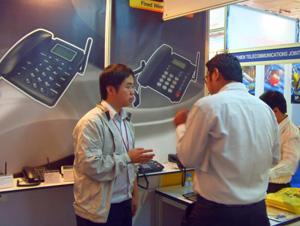 Desay mostra i prodotti all'esposizione di comunicazione elettronica del Vietnam