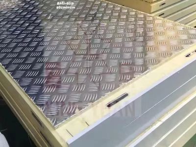 Puertas aisladas para cámaras frigoríficas | Uso en refrigeración comercial