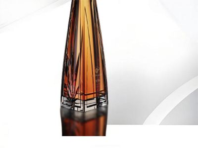 Cómo incorporar la herencia de tu marca en el diseño de una botella de whisky