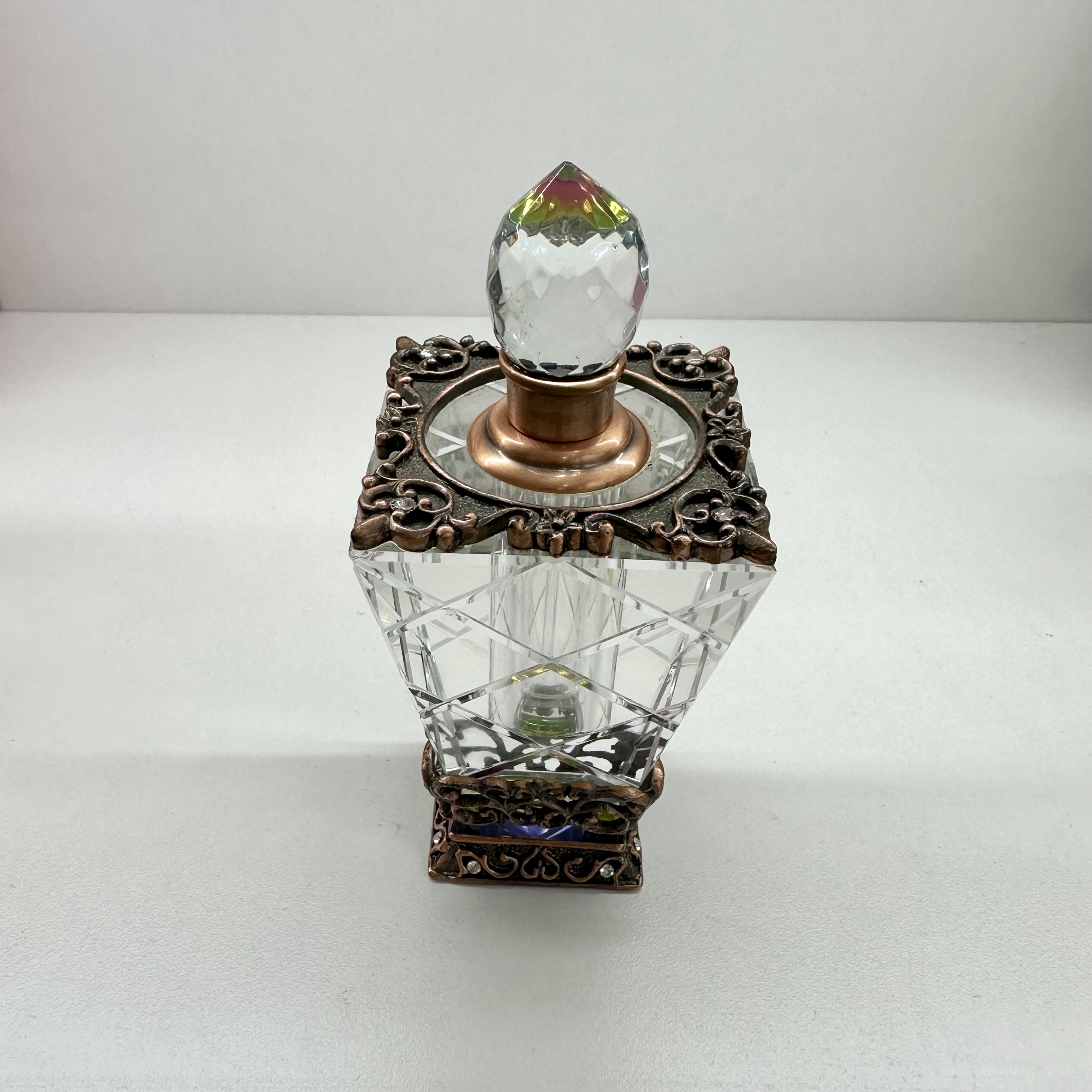 Antiqued Vintage Craft Gift Home Decoration Metal Alloy Perfume Bottle Retro Arab Style Empty Glass Essential Oil Bottle supplier