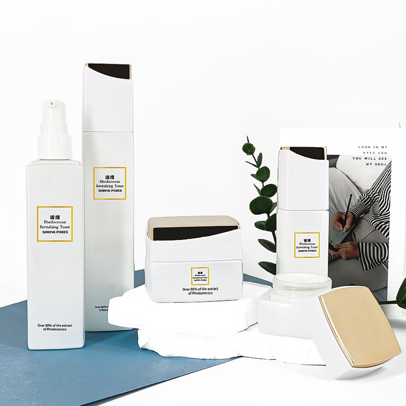 How Customization of Serum Bottles Can Elevate Your Brand Identity