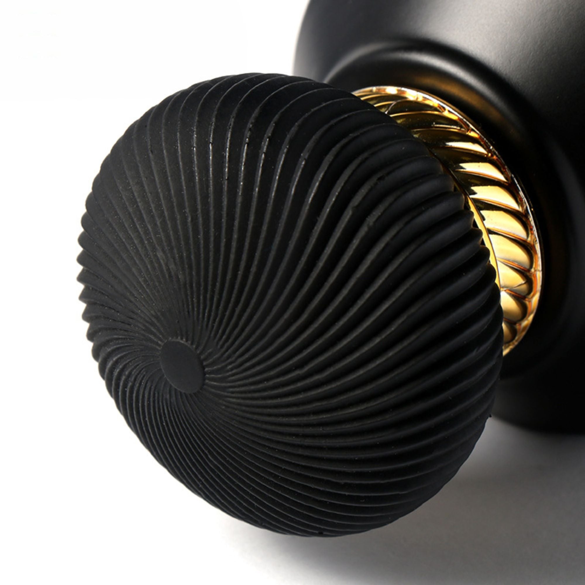 Manufacturers wholesale 100ML press spray bottle dumb black fragrant water bottle HY-205
