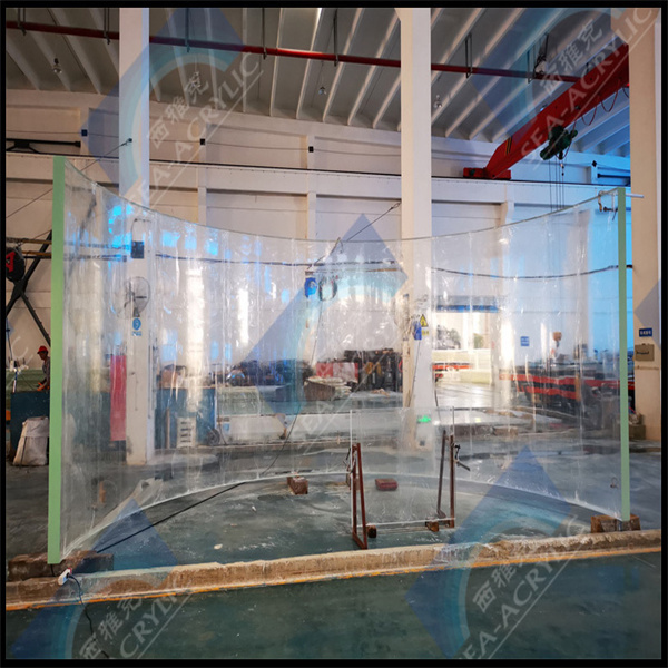 Wpływ do świata kreatywności z arkuszami plexiglasowymi akrylowymi i szklanym akwarium w kształcie tunelu.