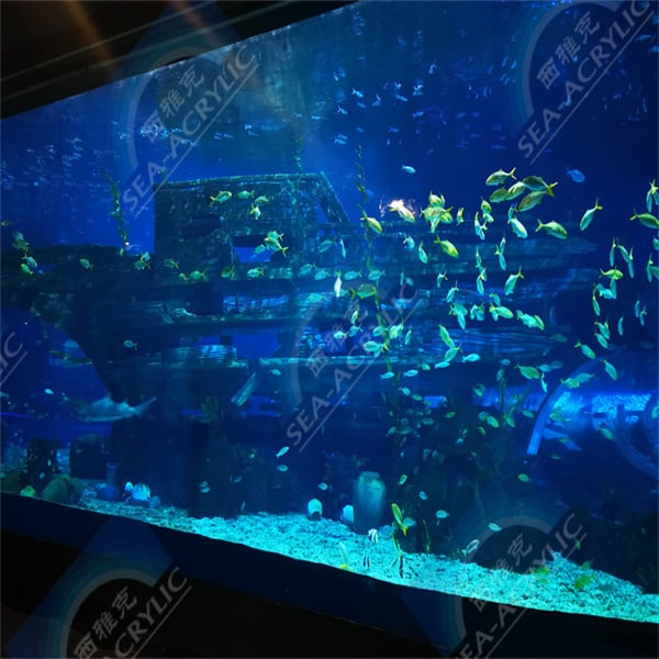 Eng grouss Acrylaquarium