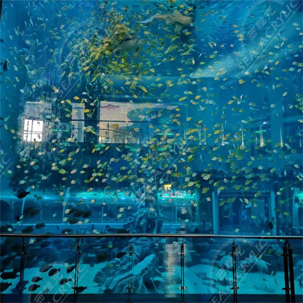 Verfeinern Sie Ihre Wohnraumdekoration mit einem schicken und modernen Acryl-Zylinder-Aquarium.