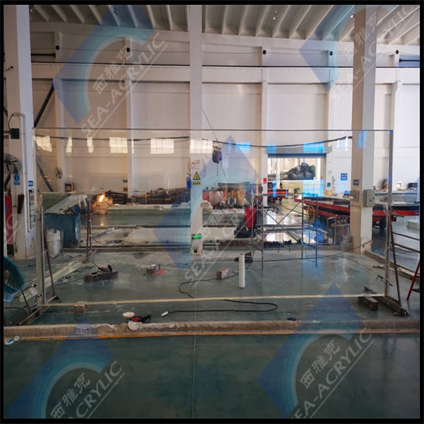 Améliorez votre expérience de piscine avec un mur en acrylique transparent et facile à entretenir.