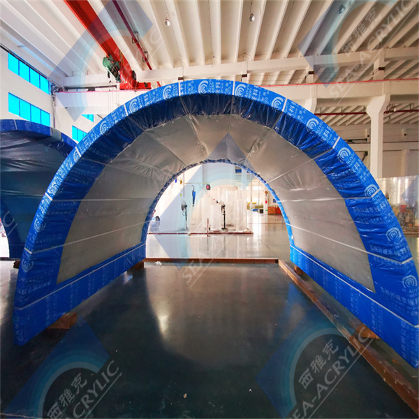 Spacerowanie przez unikalne doświadczenie tunelu z łukowego plexiglasu