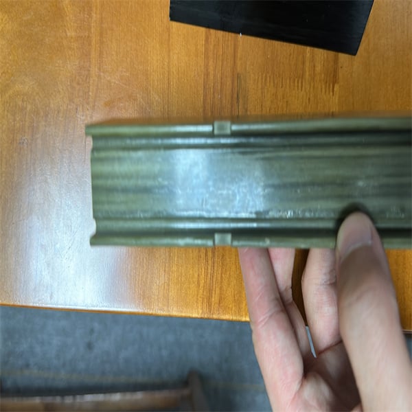 耐久性があり、天候に強い木のサポート