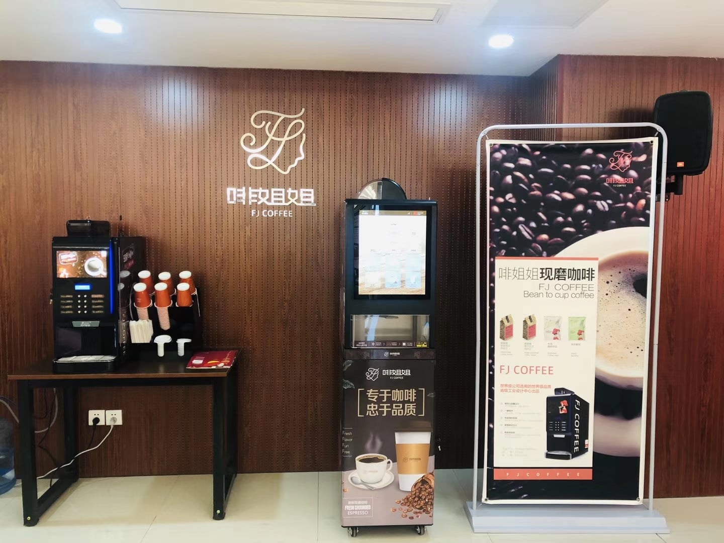 Pilot 2023 OEM Professional Fully Automatic Coffee Machine19'' Inch Large Touch Screen Multi-functional 24 Flavors Espresso Coff factory