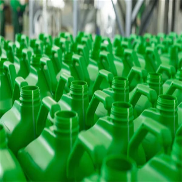 Versatile design for handling a variety of fertilizer types