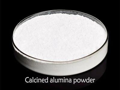 Perché la polvere di allumina calcinata è essenziale per le ceramiche ad alta resistenza