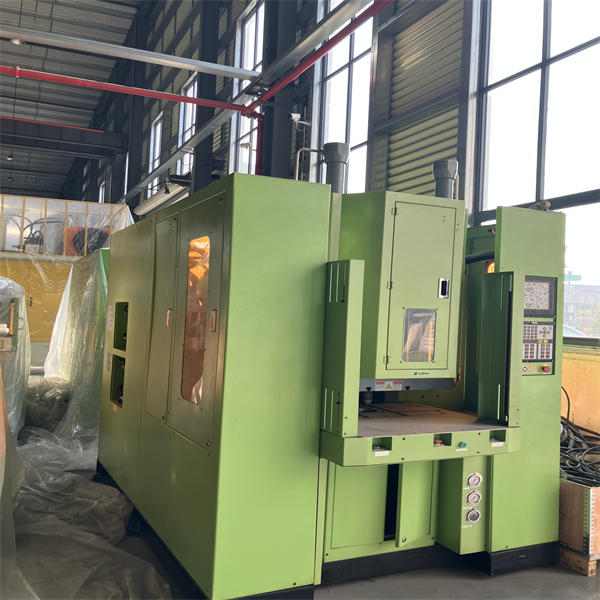Conception compacte pour les machines de moulage par injection hydraulique vertical