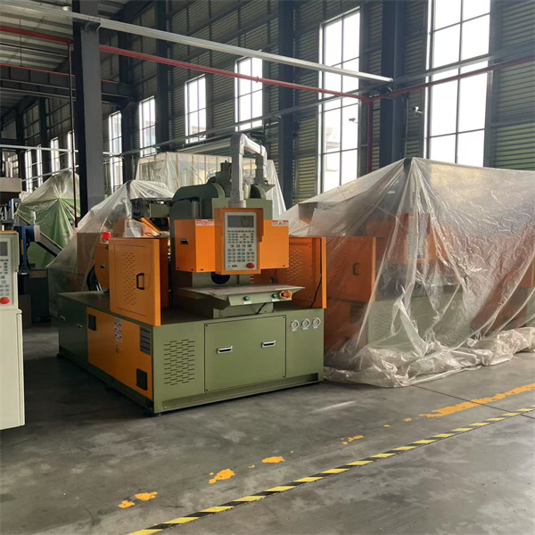 Accelerando la produzione con la macchina elettrica di iniezione verticale per la modellazione