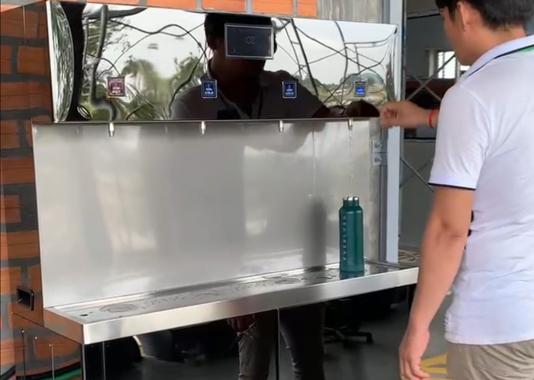 Caso dell'acqua potabile della fabbrica di Cambogia