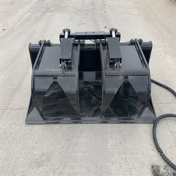 Make quick work of stubborn roots with a heavy duty grapple