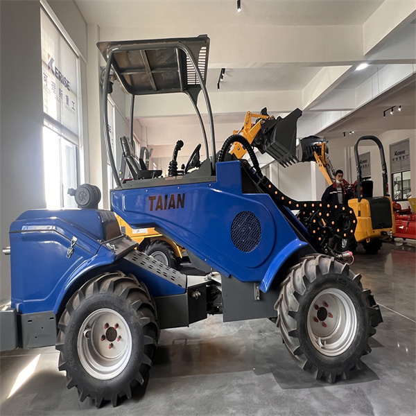 Navigate with precision and control with the DY1150 skid steer loader