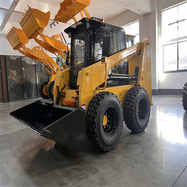 Poprawa efektywności przepływów pracy dzięki sterowaniu ręcznemu i nogowemu w samochodach skid steer