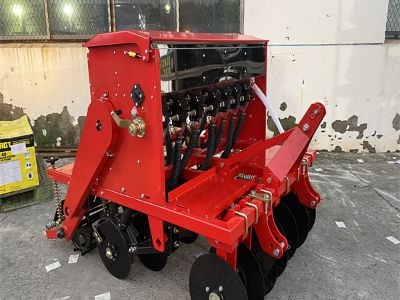 Skid Steer Angle Broom သည် မျက်နှာပြင် သန့်ရှင်းရေးတိကျမှုကို မည်သို့ မြှင့်တင်ပေးသနည်း