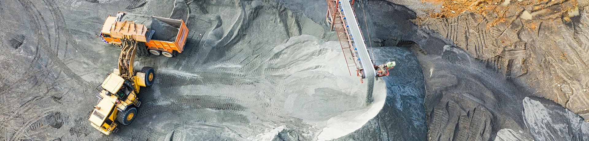 excavator industry showcases impressive growth in sales and technology-0