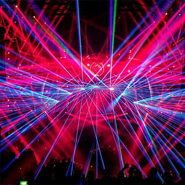 Přeměňte jakoukoli místnost na taneční parket s laserovými disko světly.