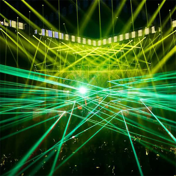 Illumina il tuo spazio con vivaci luci laser RGB a un prezzo accessibile.