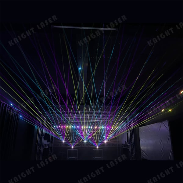 Uneix-te a la festa més popular de la ciutat amb el Club Laser