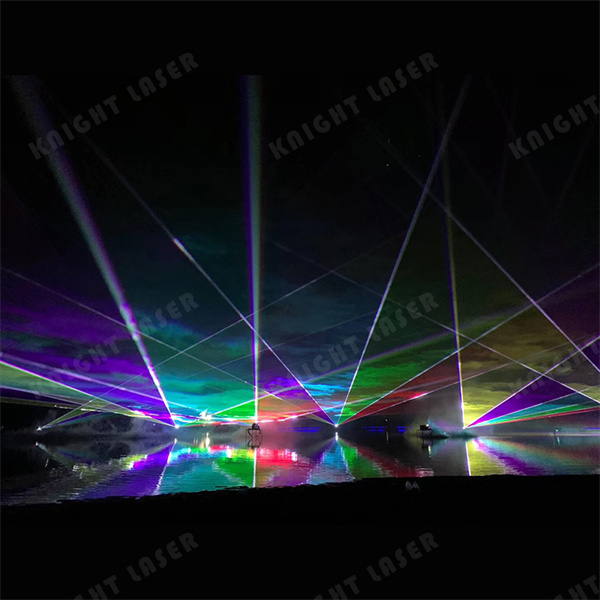 Vytvořte magickou venkovní atmosféru pomocí laserových projektérů.