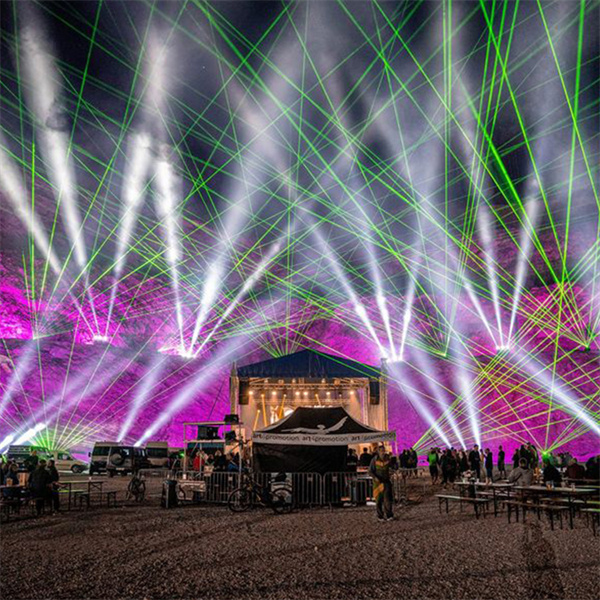Valaise yleisösi dynaamisilla DJ-laseritehdyksillä