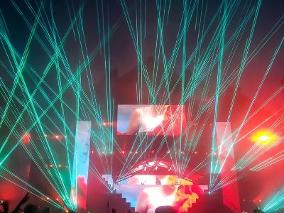 So installieren Sie sicher ein Hochleistungs-Laserlicht für Gebäude an Wolkenkratzern