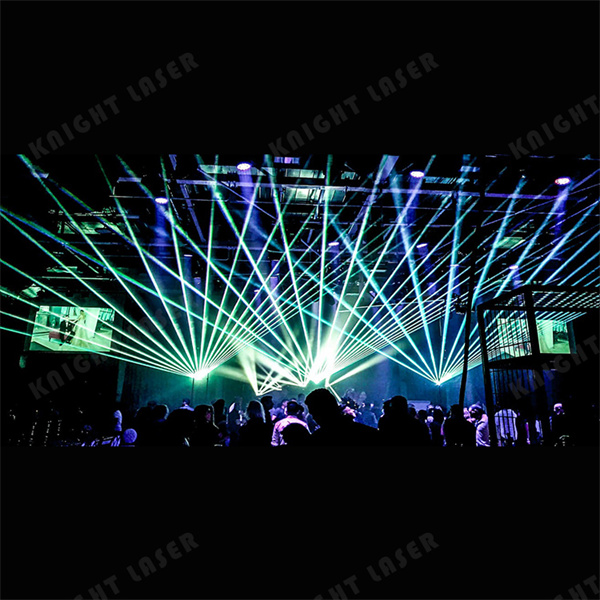 Transformant qualsevol espai en una pista de dansa captivante amb l'expertesa de Dj laser.