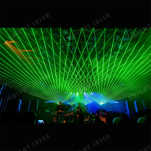 Vivaci colori e forme si materializzano in questo spettacolo laser