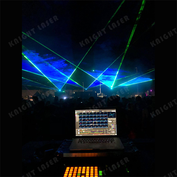 Snadno transformujte své venkovní prostředí pomocí laserového osvětlení.