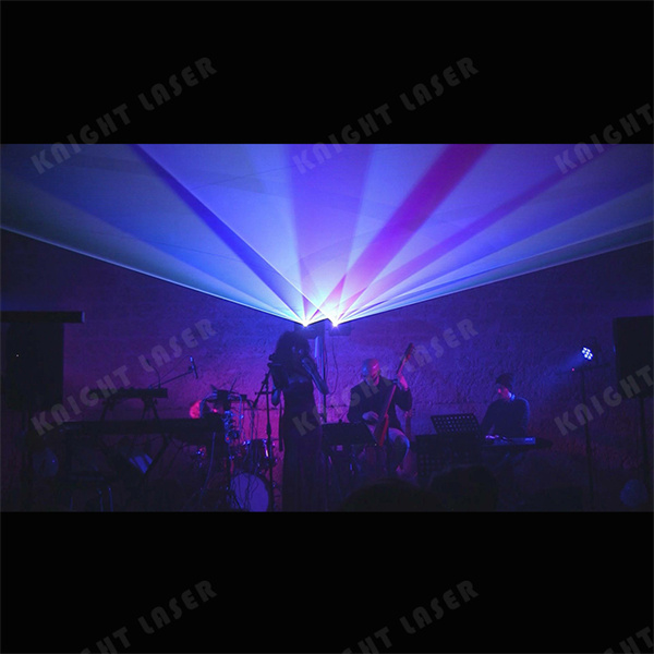 Připravte se uchvátit své hosty dynamickým 10W RGB animačním laserovým světlem