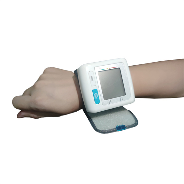 Accuracy et efficientia monitorum etCO2 in situationibus urgentibus
