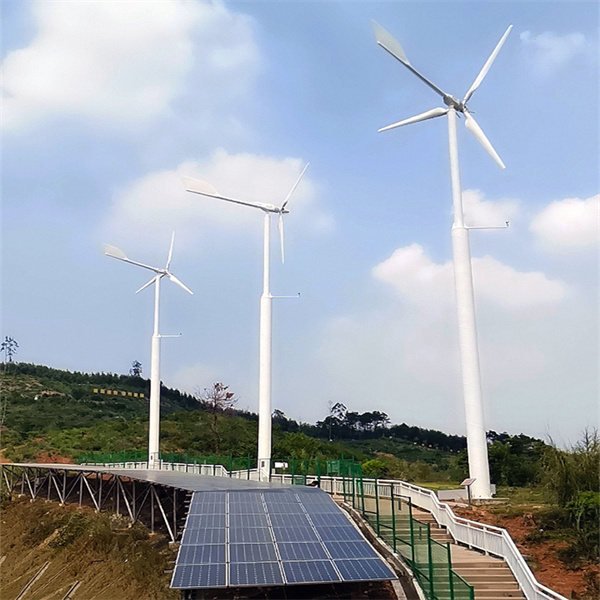 Menjelajahi potensi sistem tenaga angin dan surya untuk mentransformasi lanskap energi kita.