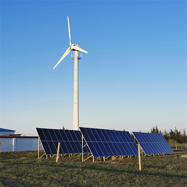 Keuntungan menggunakan sistem tenaga angin dan surya untuk pembangkitan energi terbarukan.