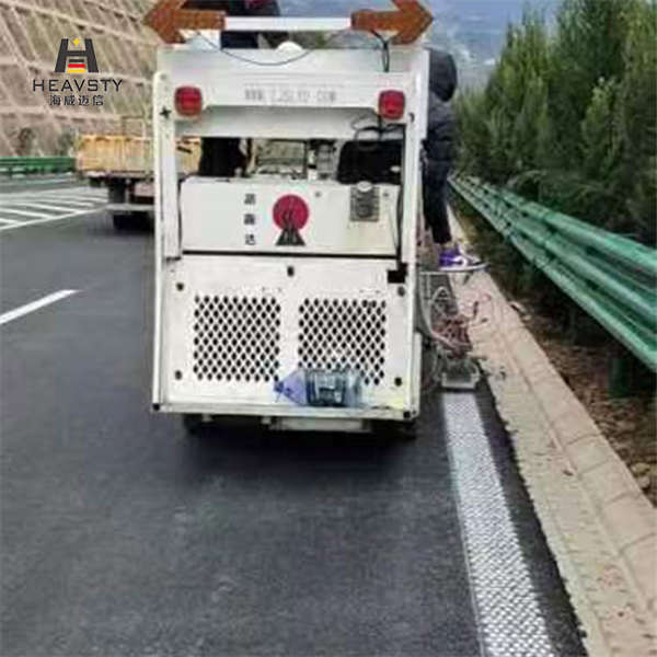 Équipement polyvalent pour répondre à divers besoins de marquage routier