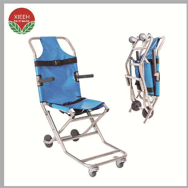 Utilisation du brancard dans une ambulance