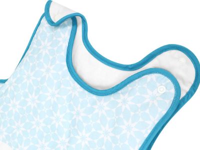 Comment la densité de torsion du fil influence la texture et la durabilité des bavoirs en mousseline
