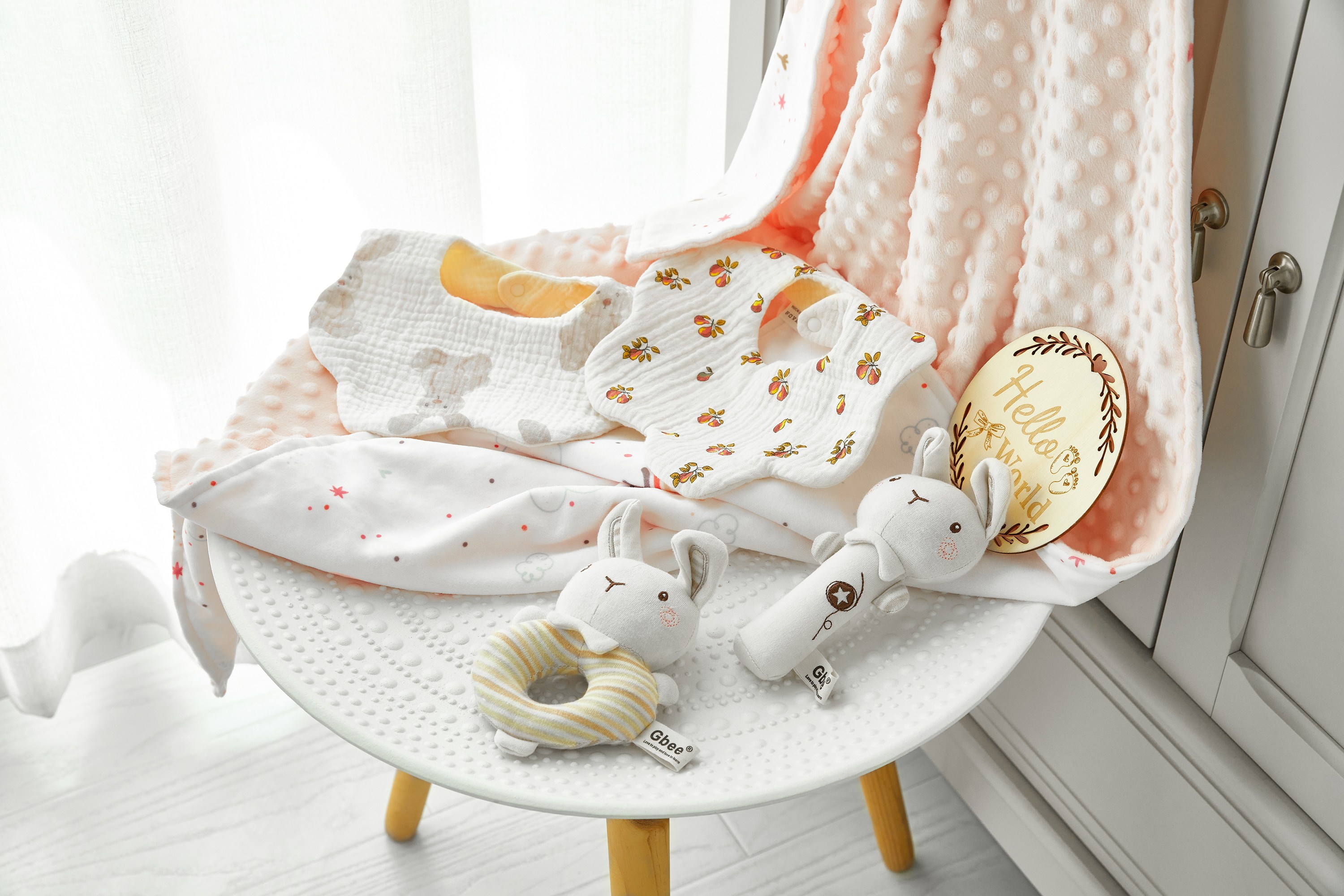 6PK Minky Dot Baby Blanket Baby Rattle Bells Newborn Swaddle Blanket Set with Wooden Birth Announcement Card manufacture