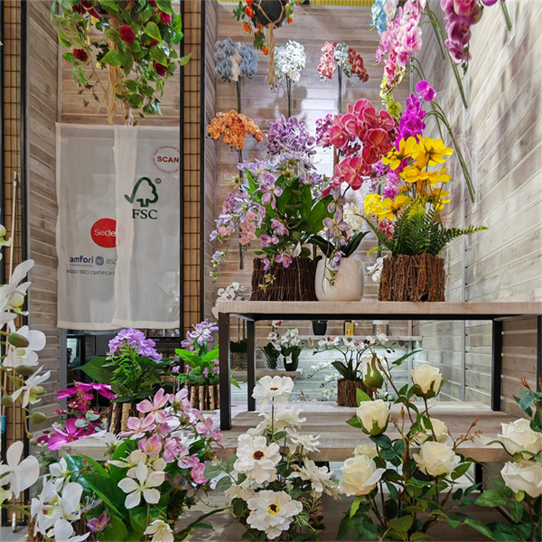 Artificial orchids that look and feel like the real deal.