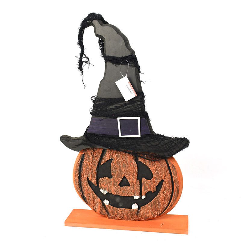 Dekoracja na Halloween z drewnianą dynią i czarnym kapeluszem