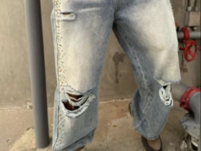 Top baggy ripped jeans in Italy
