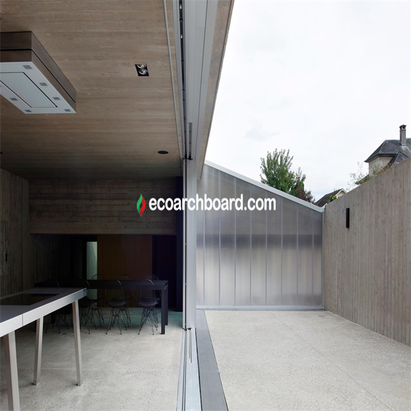 Modernisez votre deck autour de la piscine avec des carreaux durables sur béton