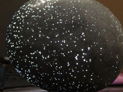 光の芸術：劇的な視覚効果を生み出す半透明コンクリートによるデザイン