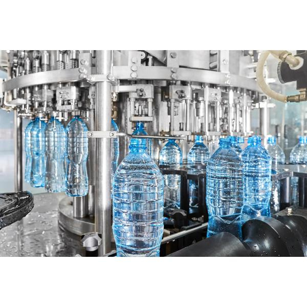 Revolucionando la forma en que se empaqueta el agua con equipos automatizados