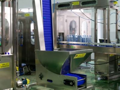 На што звяртаць увагу пры выбары машыны для напаўнення вінных пляшок для аптымальнага кантролю якасці