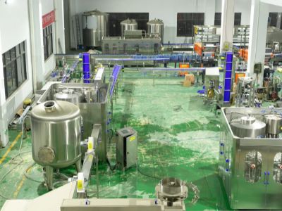 Panduan Lengkap ngeunaan Mesin Ngisi Banyu pikeun Pabrik Minuman Skala Kecil