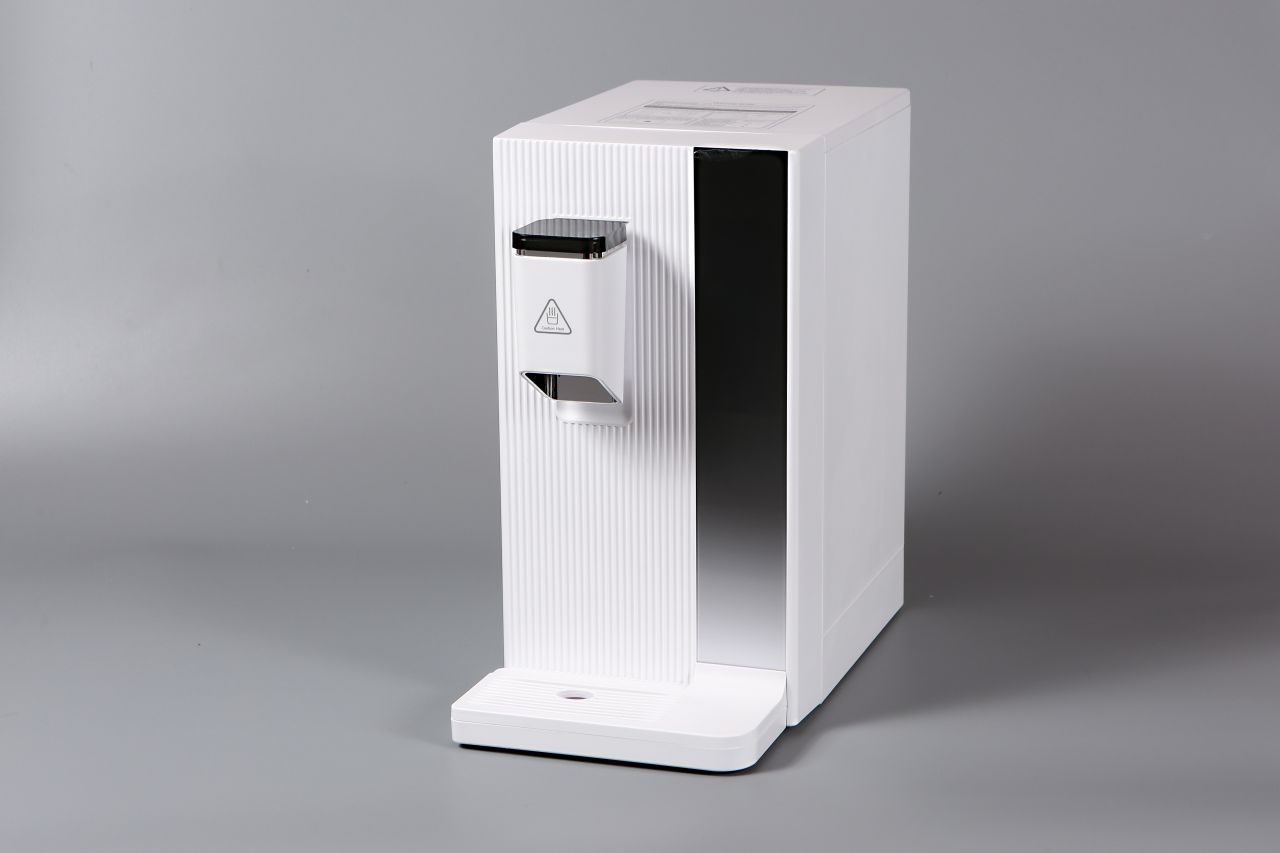Perbarui rumah Anda dengan dispenser pemurni air yang modern dan efisien yang menyediakan air minum bersih dan aman hanya dengan sentuhan jari.